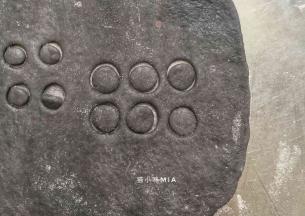 黑色面团擀开，用圆形裱花嘴压出小圆形，做成鼻子