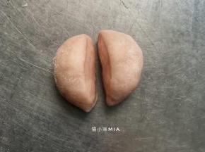 5克的小面团揉圆，用刀一分为二，粘在面团顶端两边，做成耳朵的样子
