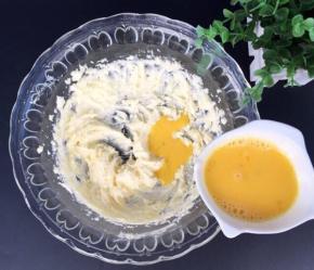 鸡蛋液分三次倒入，每一次都要充分打发均匀！