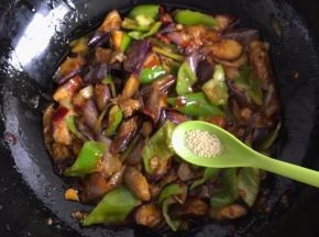 鸡精少许调味