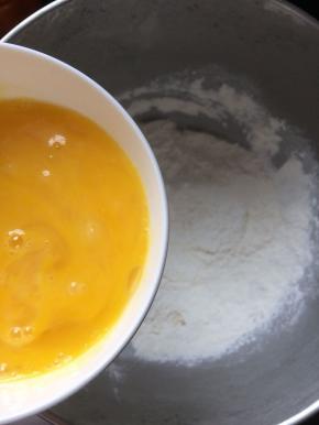 面粉中加入鸡蛋，盐，白糖。