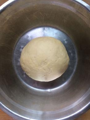 揉成光滑的面团，盖上保鲜膜，放一旁静置15-20分钟