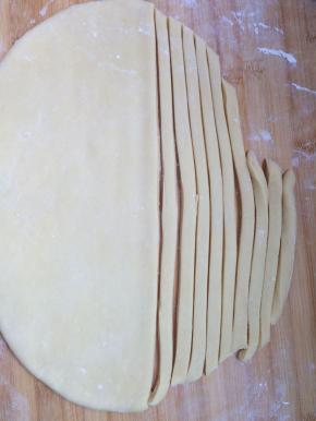 切成5mm的长条。