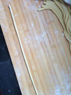 将切好的长条分别揉圆