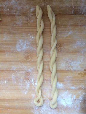 卷成麻花状