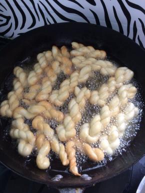 锅中放入花生油，烧制5成热，放入麻花