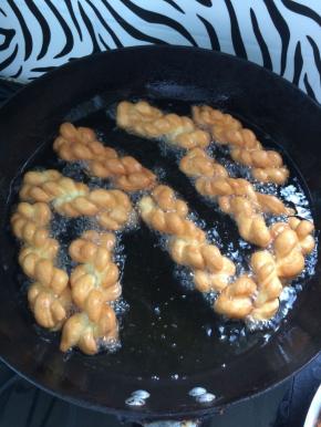 炸至金黄色捞出即可。