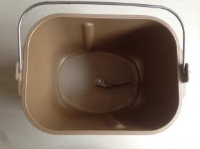 水、糖、盐放入到面包桶内