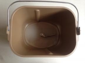 水、糖、盐放入到面包桶内