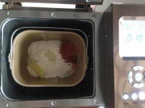 加入面粉、可可粉、黄油，在面粉顶端加入酵母