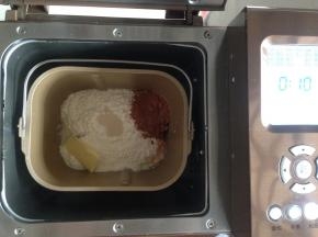 加入面粉、可可粉、黄油，在面粉顶端加入酵母