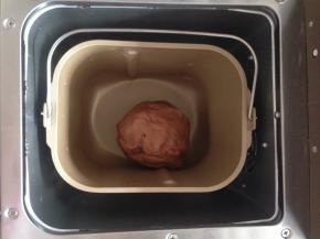 启动面包机的和面程序，和面10分钟，静置8分钟，再和面13分钟。和好的面团，留在面包桶内，在桶上盖一块湿布，发酵30分钟。（室温高不需要启动面包机的发酵功能）