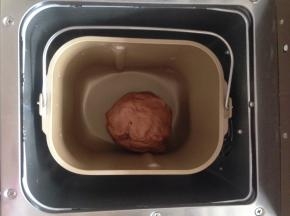 启动面包机的和面程序，和面10分钟，静置8分钟，再和面13分钟。和好的面团，留在面包桶内，在桶上盖一块湿布，发酵30分钟。（室温高不需要启动面包机的发酵功能）