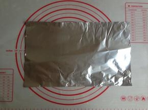 在发酵过程中，裁剪宽18CM，长30CM的锡纸4张