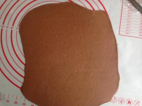 面包排气，分割成230克1份，静置15分钟，然后擀簿。（其余的可以分成30克/份，做成可可味的小面包。）