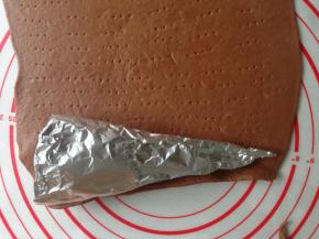 将锡纸做好的筒放面皮边上