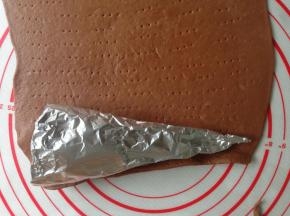 将锡纸做好的筒放面皮边上