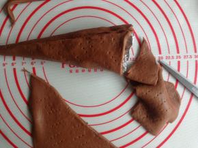 卷起，并贴紧锡纸筒，连接处一定要粘贴好，用剪刀将多余的部分剪掉