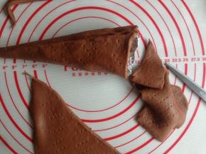 卷起，并贴紧锡纸筒，连接处一定要粘贴好，用剪刀将多余的部分剪掉