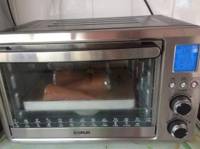 将烤盘放进烤箱内，下面放一碗热水，启动烤箱的02发酵功能，发酵30分钟