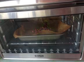 花生米洗干净，加一点点盐，混合好后，将花生米放烤盘上，烤箱预热150度，总共烘烤40分钟。中途取出，晃动一下花生米，继续烘烤。烘烤好的花生米可以用手掌很轻易地捏碎