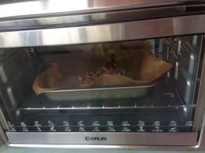 花生米洗干净，加一点点盐，混合好后，将花生米放烤盘上，烤箱预热150度，总共烘烤40分钟。中途取出，晃动一下花生米，继续烘烤。烘烤好的花生米可以用手掌很轻易地捏碎