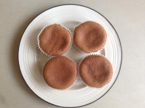 备好的可可味纸杯蛋糕