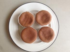 备好的可可味纸杯蛋糕