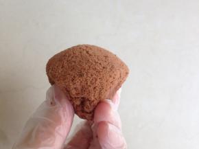 撕掉纸托，底部朝上，面朝下，向里捏紧