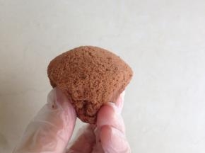 撕掉纸托，底部朝上，面朝下，向里捏紧