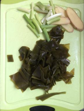 将葱切段，姜切片，海带切块