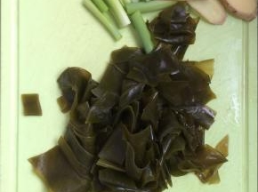 将葱切段，姜切片，海带切块