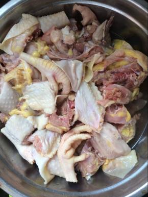 将鸡洗净剁小块。