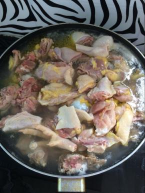 锅中放入水，放入鸡块焯一下水，去掉血水