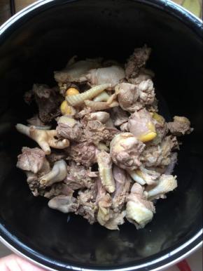 将焯过水的鸡块捞出，洗净，沥干水，放入高压锅中。