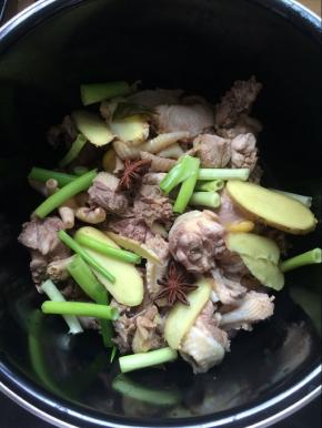 放入葱段，姜片，八角