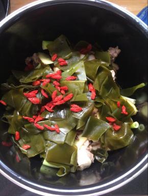 加入海带，枸杞，料酒，生抽，老抽