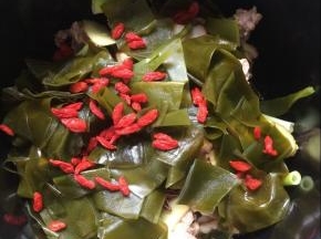 加入海带，枸杞，料酒，生抽，老抽