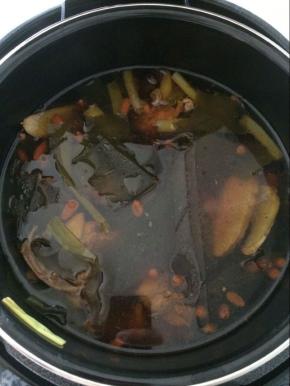 鸡炖好后，加入盐调味即可。