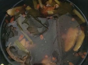 鸡炖好后，加入盐调味即可。