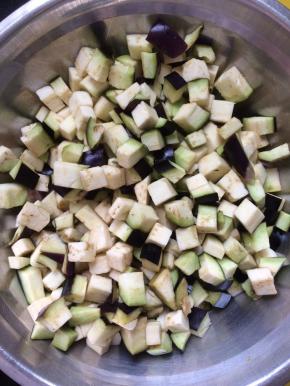 将茄子切丁，放入适量盐，腌制20分钟，腌好后挤掉多余的盐水