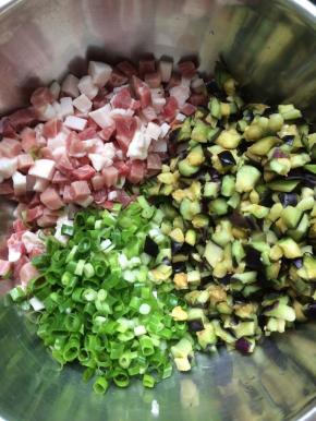 将猪肉丁，茄子丁，葱花放入一个大点的盆中。