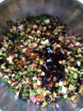 放入生抽，老抽，盐，耗油，油，鸡精