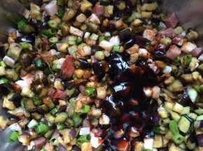 放入生抽，老抽，盐，耗油，油，鸡精