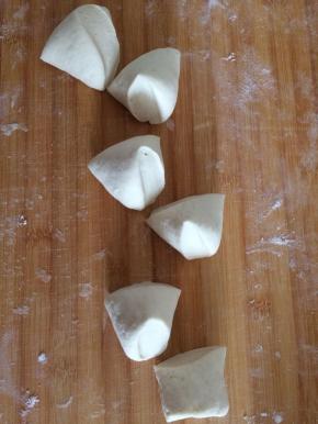 面粉加入酵母加入水和成面团，盖上保鲜膜发酵至2倍大，将发酵好的面团，揉成长条，分割成小份。