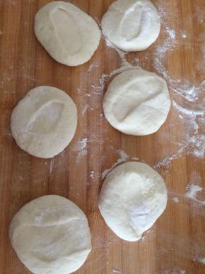 分别用手掌按扁