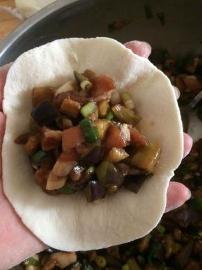 包入适量调好的馅料