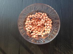 加入适量的清水，浸泡半个小时