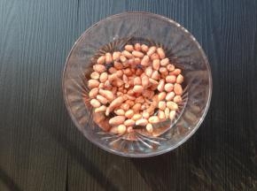 加入适量的清水，浸泡半个小时