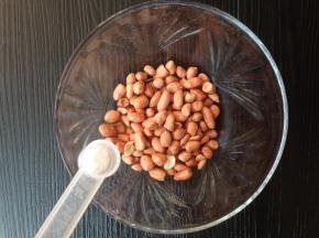 沥干水份，加入盐